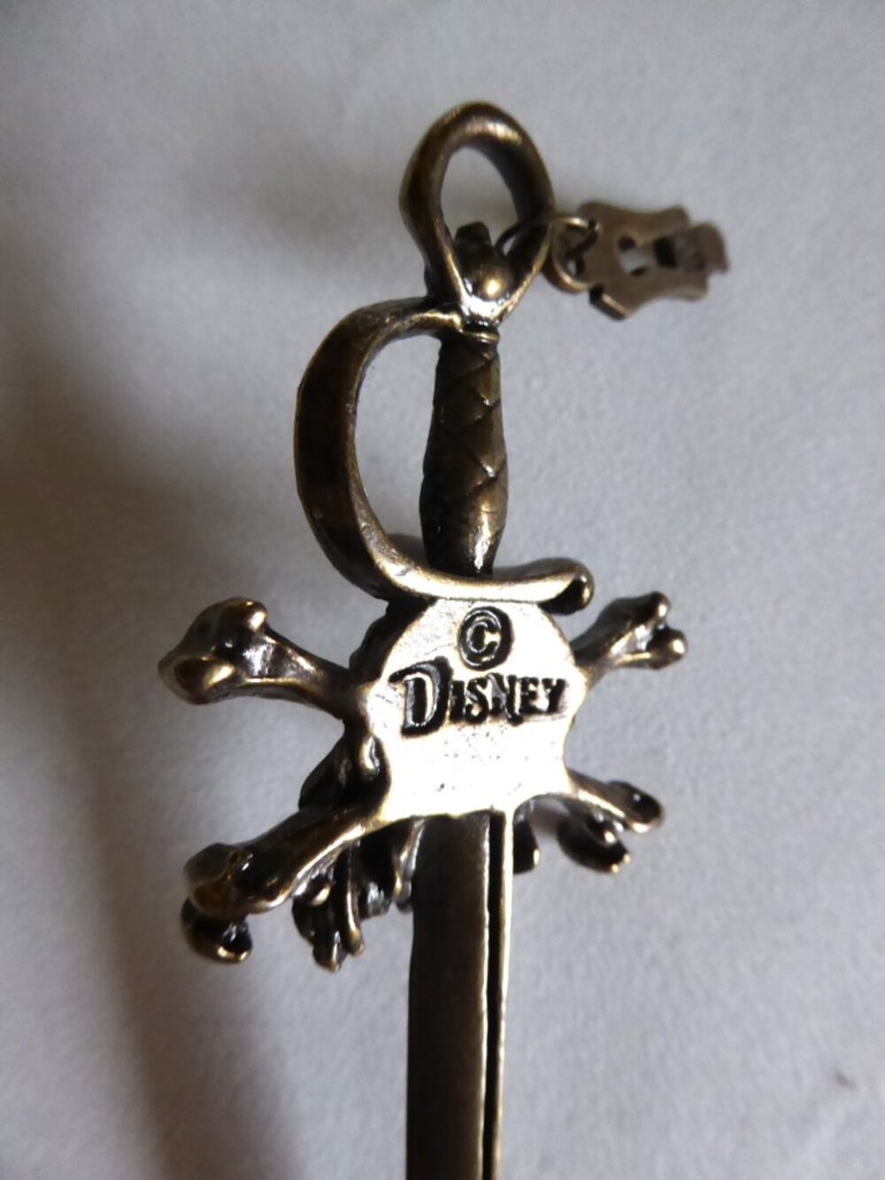 NEW VINTAGE DISNEY MAGIC KEY COLLECTION PIRATES CARIBBEAN METAL SKELETON KEY - Picture 11 of 15
